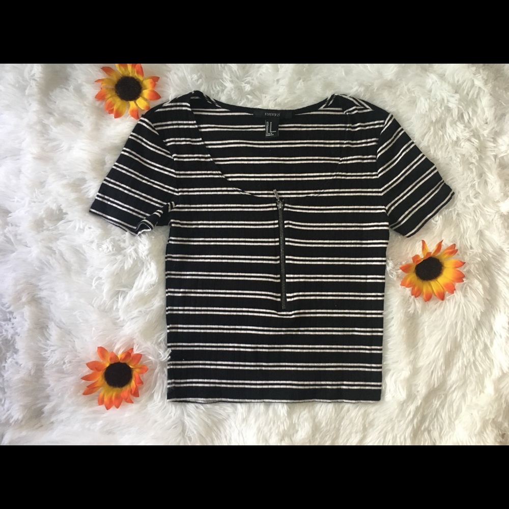 STRIPED B&W CROP TOP, ZIPPER FRONT